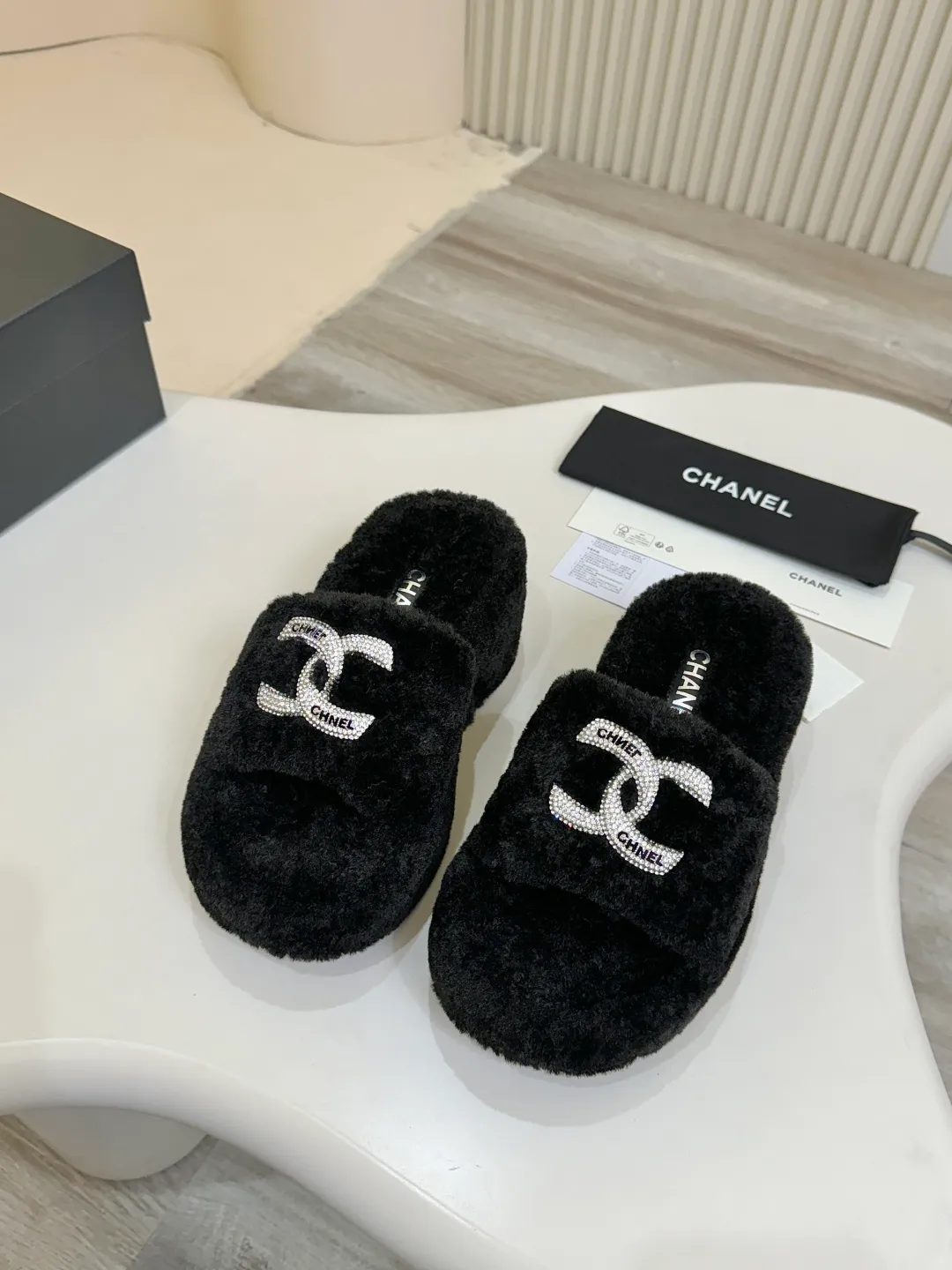 👟👟Ex-factory price 480👟👟 Chanel CHANEL thick-soled fur flip flops｜Finally waited for this pair of celebrity show style same style🧚♀️ The upper is covered with soft and waxy lamb wool, with classic double C diamond buckle👟👟The texture is full of texture. As soon as you put it on, your sense of luxury will instantly soar. The inner lamb wool fabric is as comfortable as stepping on clouds☁️ Thickened rubber soles, 8cm at the heel, 6.5cm at the forefoot, with raised bars, easy to wear with long legs~ The wedge heel design is super easy to walk, lazy and fashionable. It is very elegant for daily outings and date wear. It is a must-have and versatile artifact for this autumn and winter, waiting for you~ #chanel slippers #Celebrity Style #Advanced Wearing Fabric: Lamb 🐑 Wool Lining: Lamb 🐑 Wool Feet: lamb 🐑 hair Outsole: wear-resistant and non-slip rubber outsole Size: 35–40